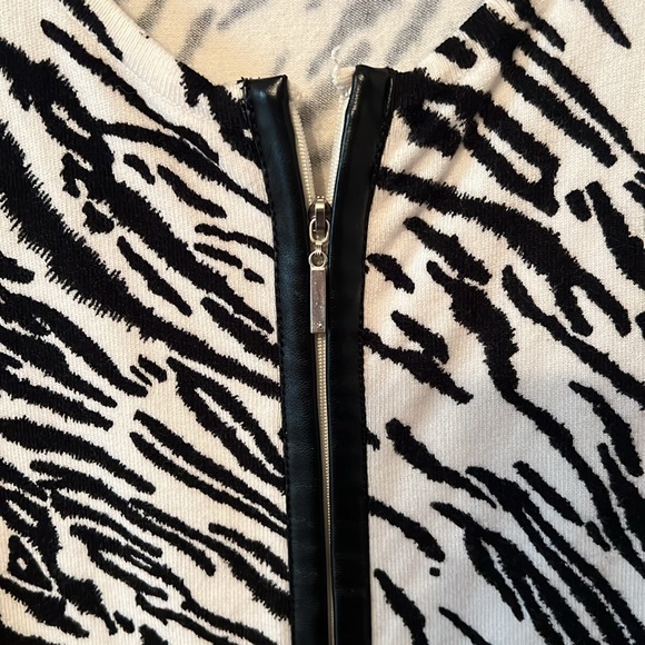 Pierre New York Sz Large. Zebra print sweater. Zip front. - Picture 3 of 7